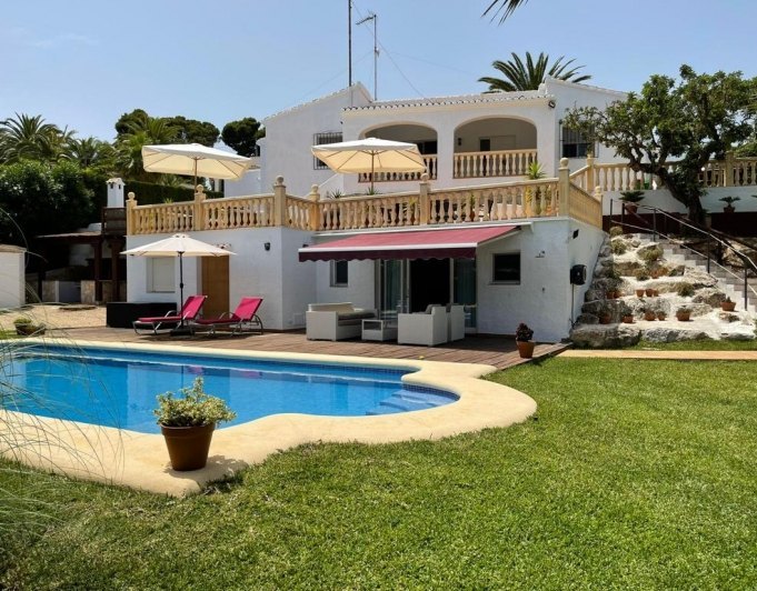 LFR2704 - 8-person villa in green surroundings for rent