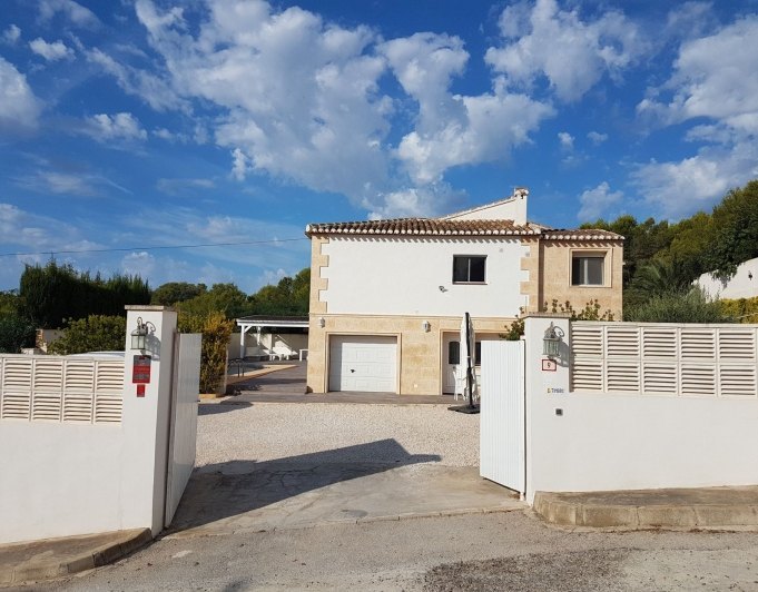 LFR2720 - Stylish villa for 6 persons