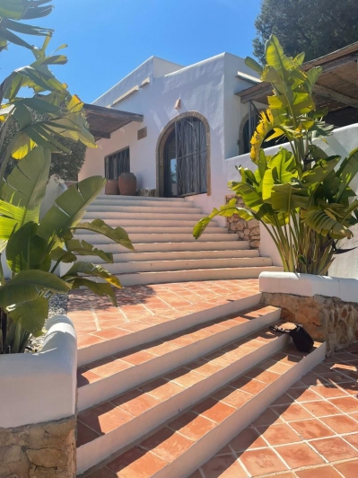 LFR2740 - Charming Ibiza style villa in perfect condition.