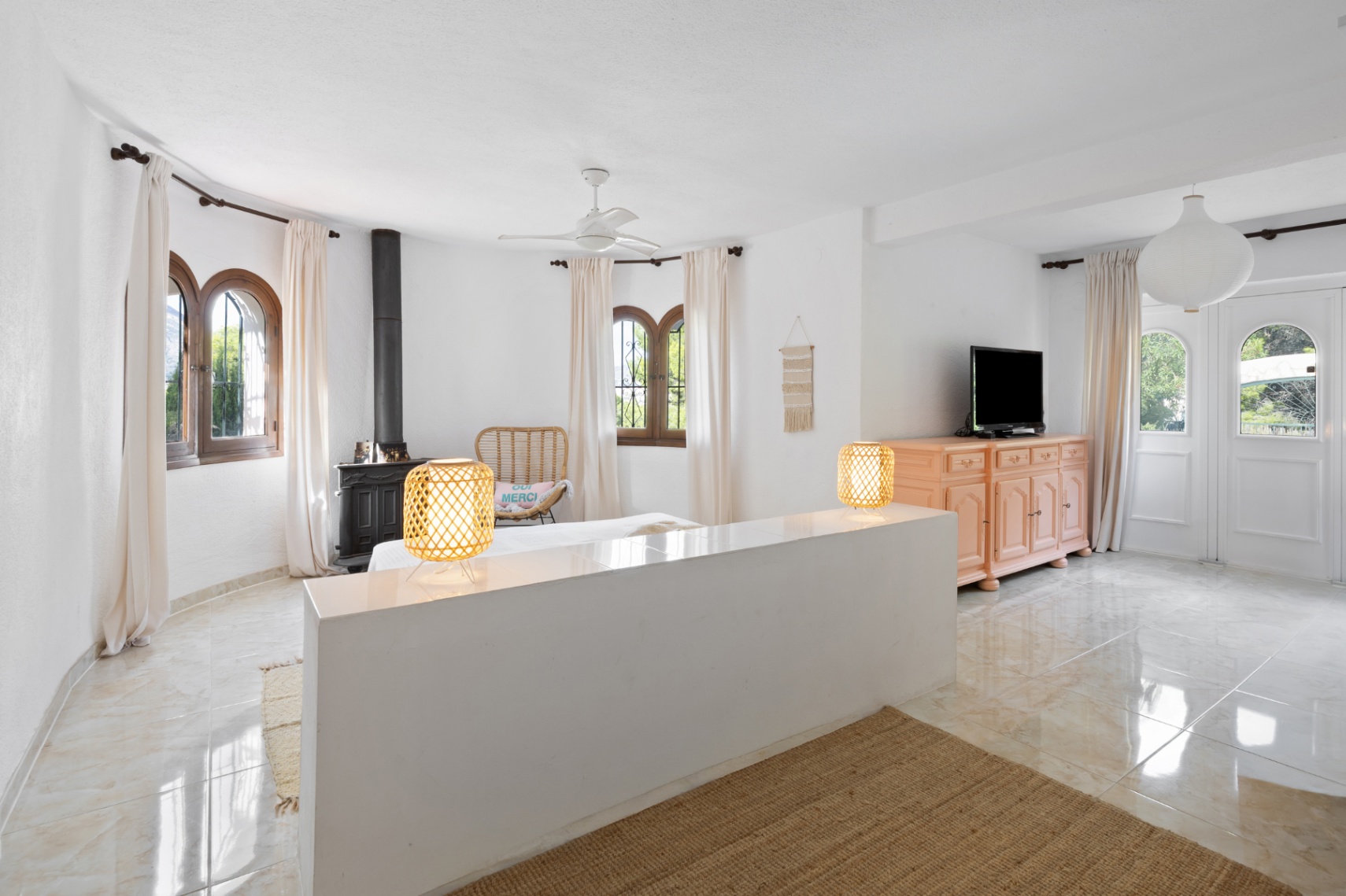 Charming Spanish villa, with a beautiful open view of the Montgó.