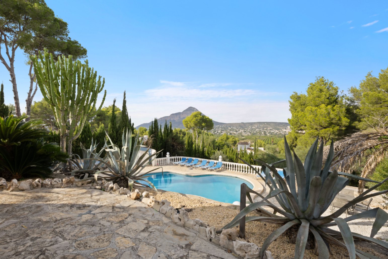 Charming Spanish villa, with a beautiful open view of the Montgó.