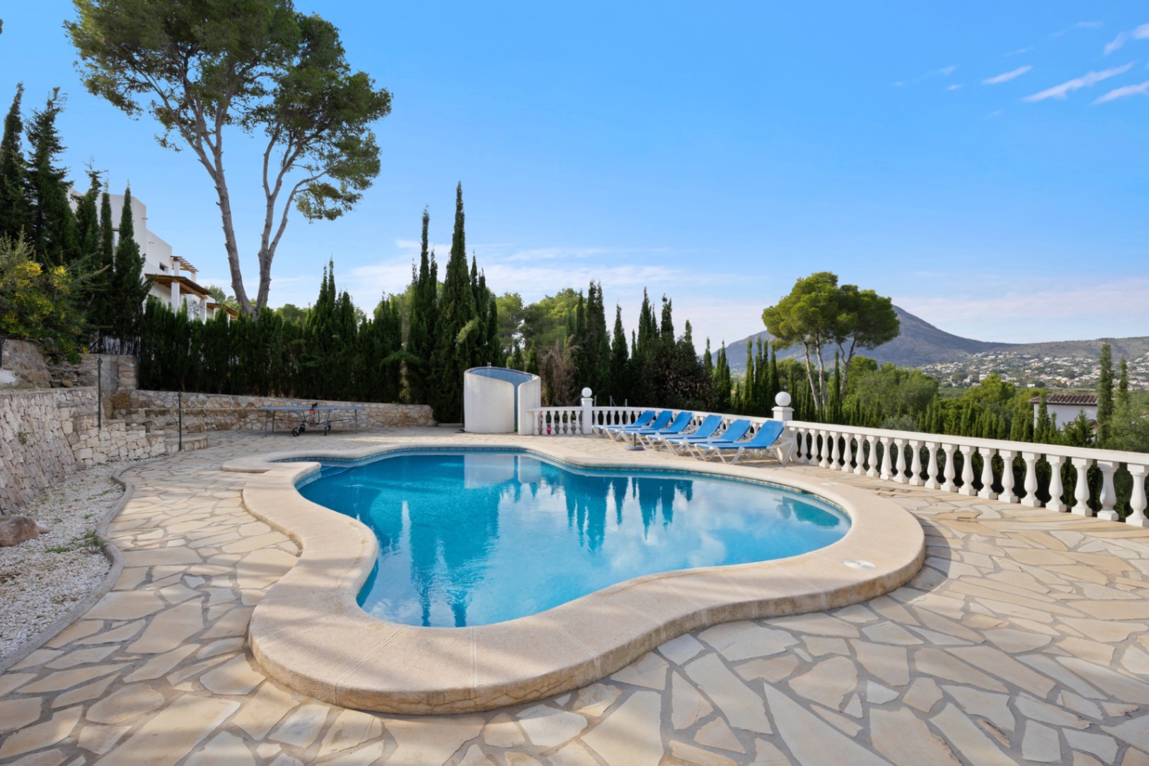 Charming Spanish villa, with a beautiful open view of the Montgó.