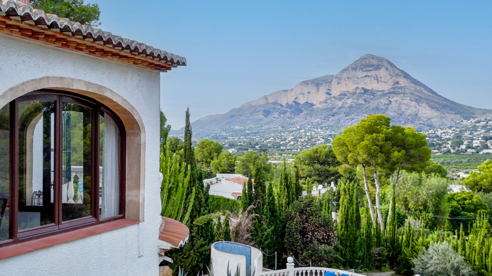 Charming Spanish villa, with a beautiful open view of the Montgó.