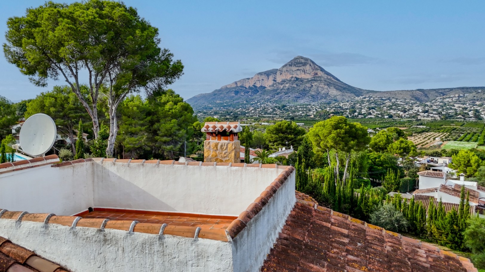 Charming Spanish villa, with a beautiful open view of the Montgó.