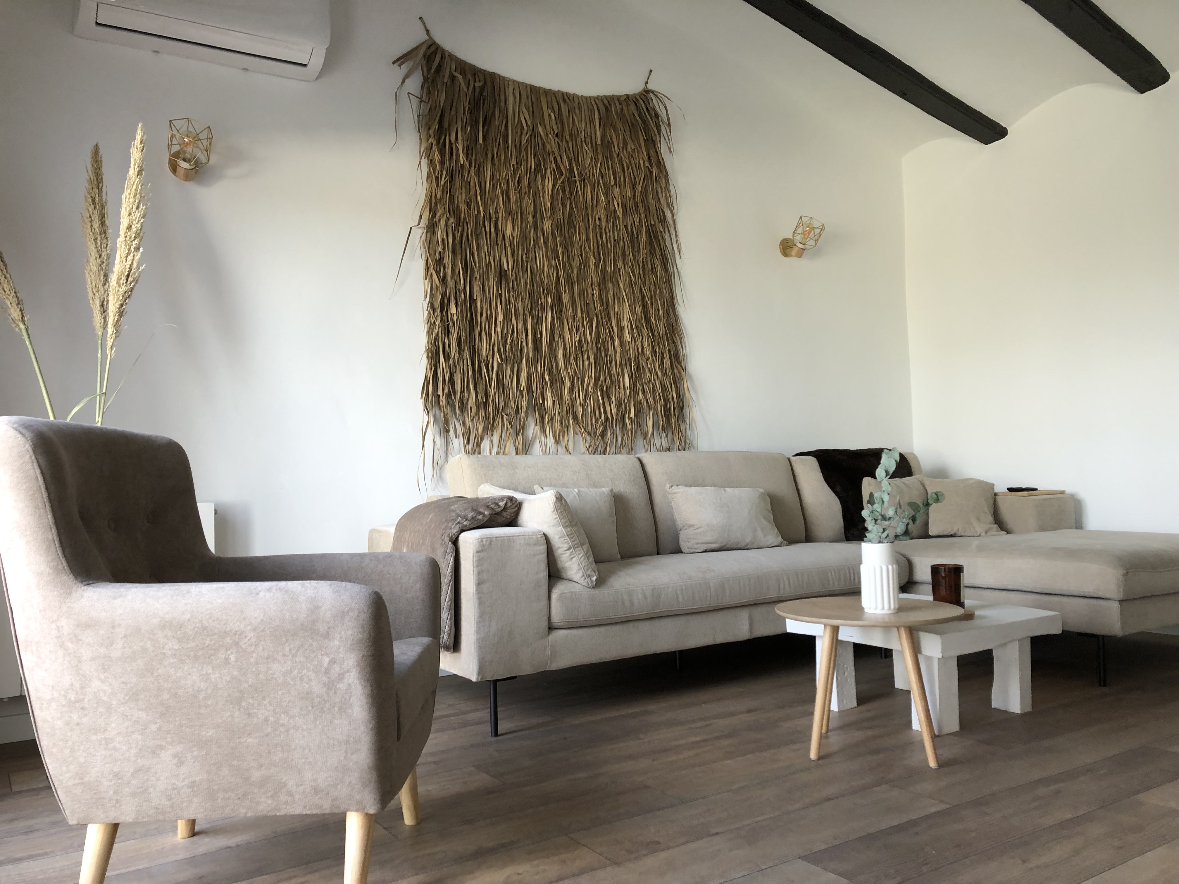 Unique rustic 6-person country house with modern furnishings for rent