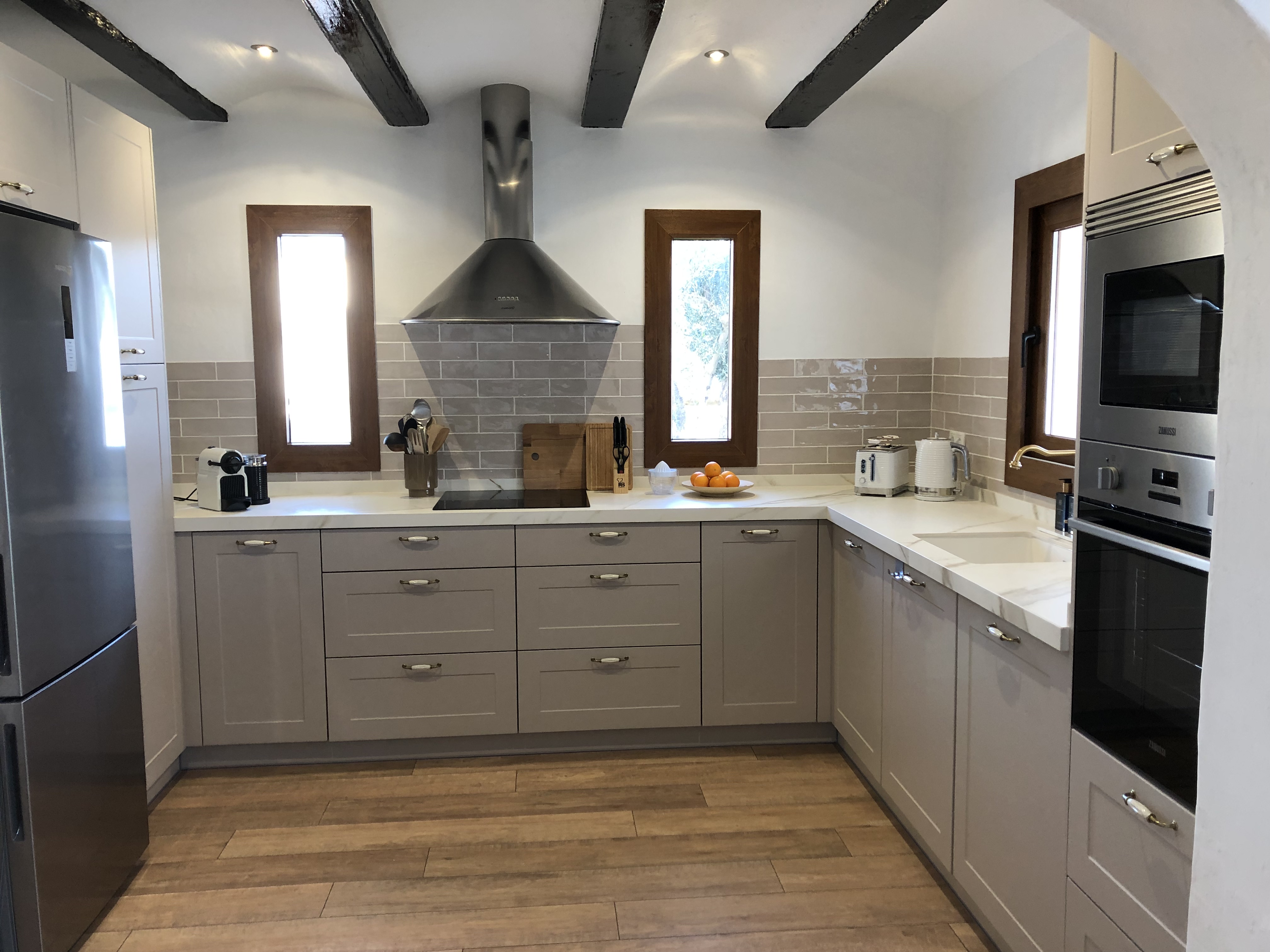 Unique rustic 6-person country house with modern furnishings for rent