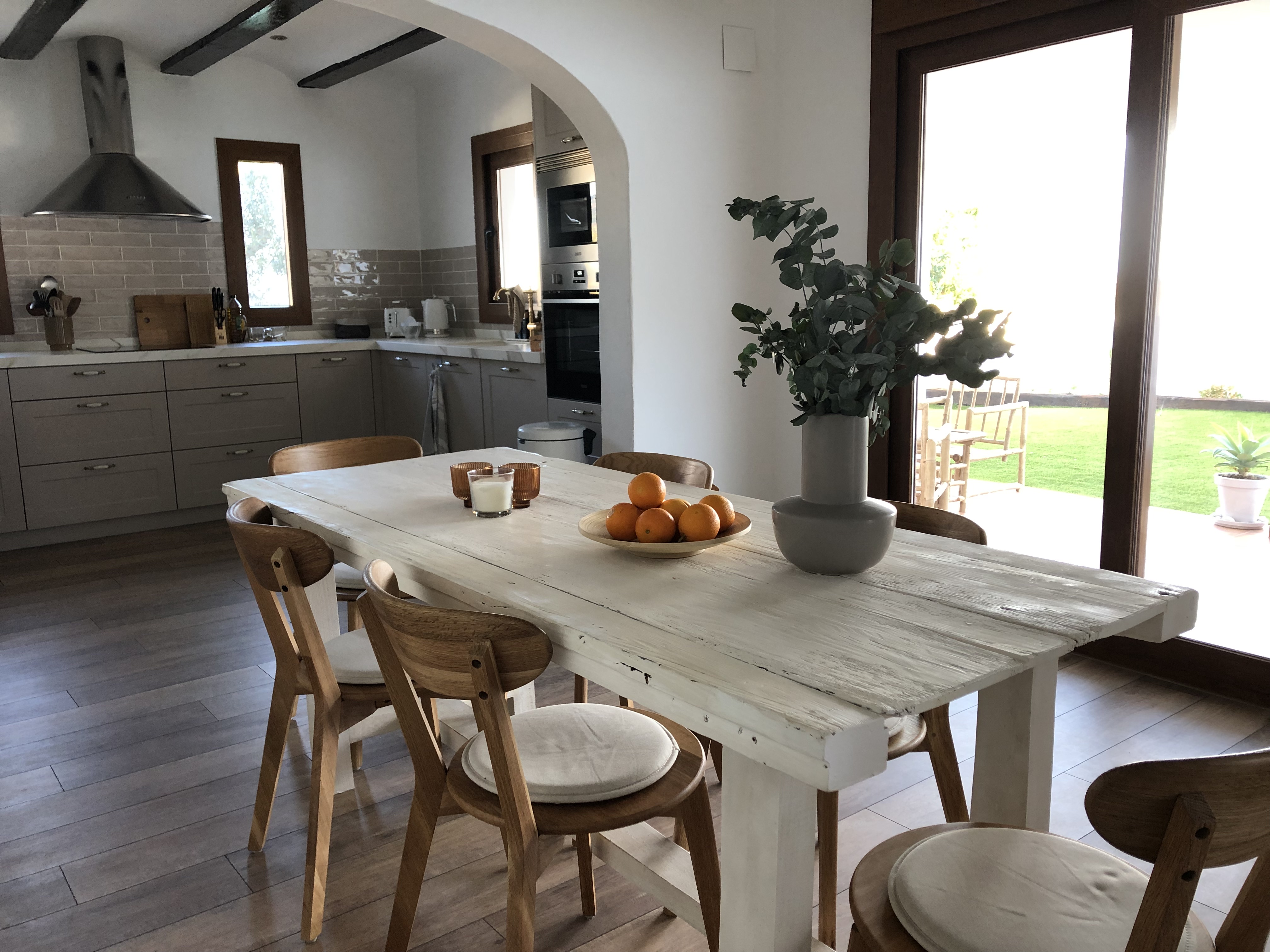 Unique rustic 6-person country house with modern furnishings for rent