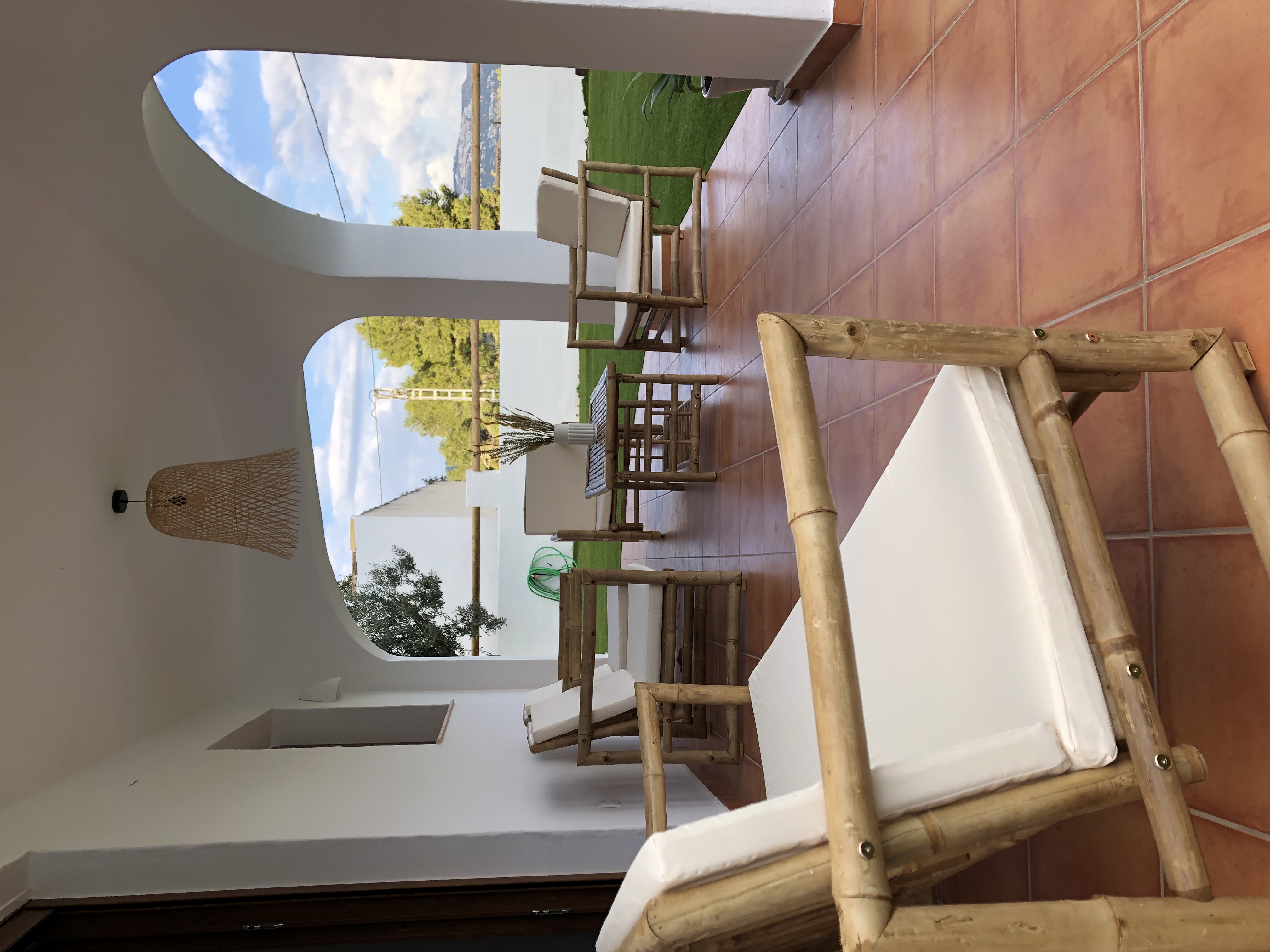 Unique rustic 6-person country house with modern furnishings for rent