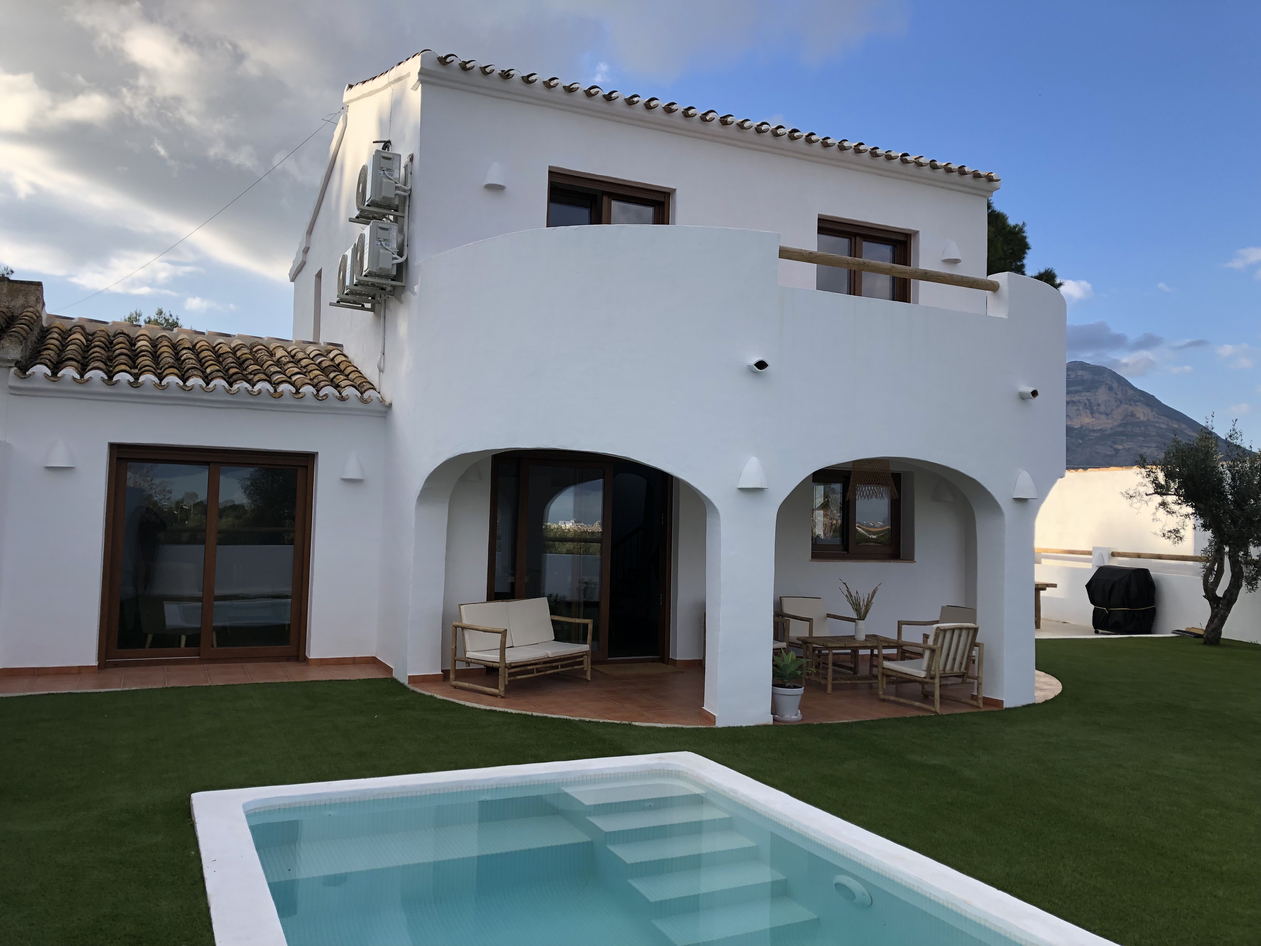 Unique rustic 6-person country house with modern furnishings for rent