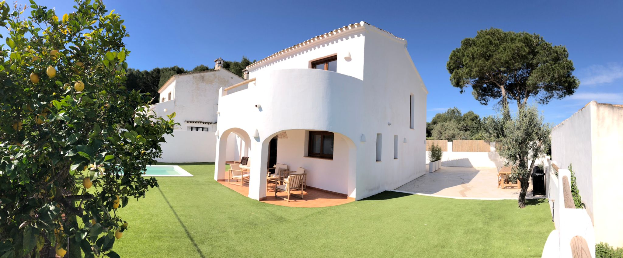 Unique rustic 6-person country house with modern furnishings for rent